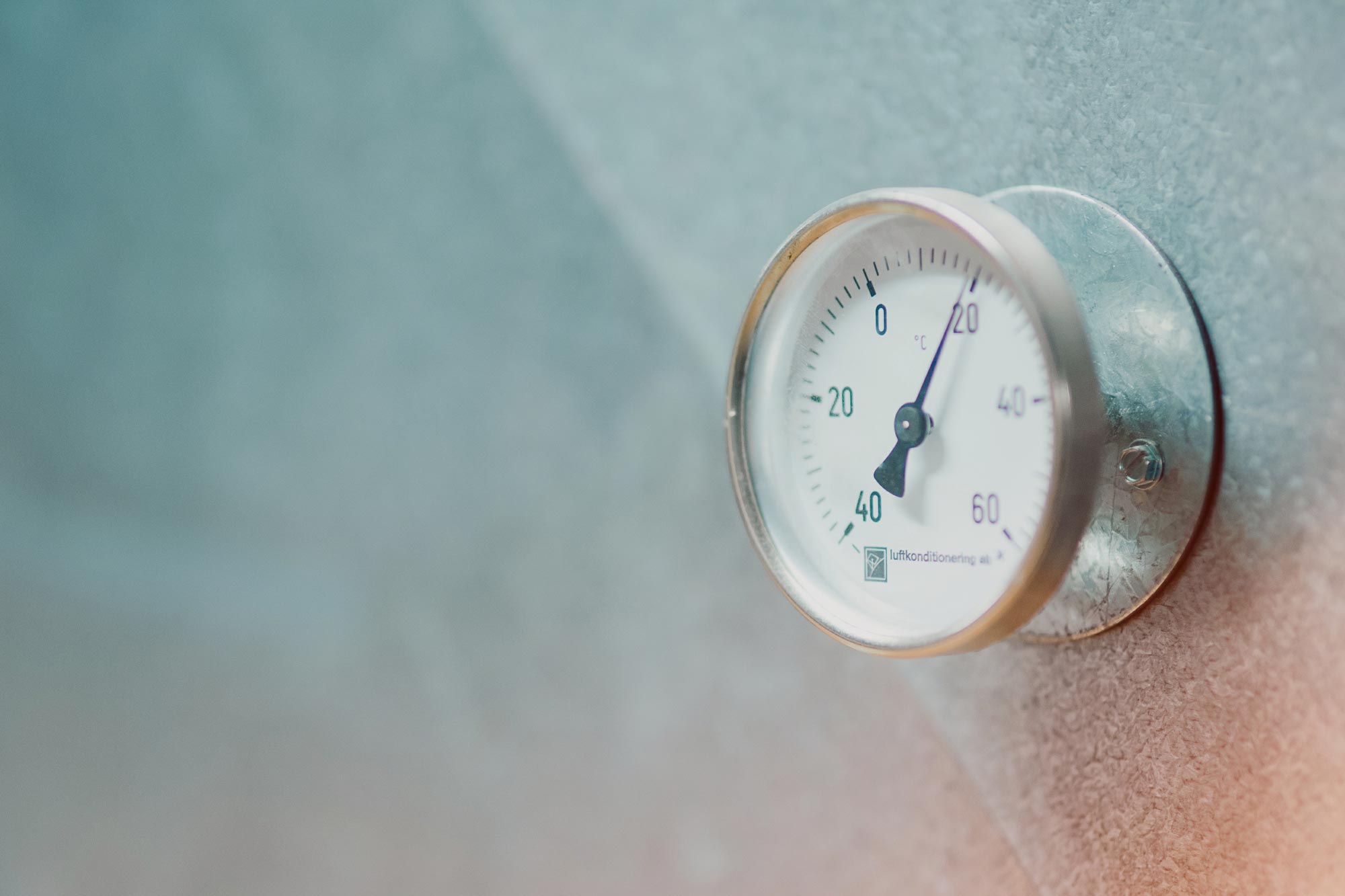 Analog väggtermometer med grader i Celsius